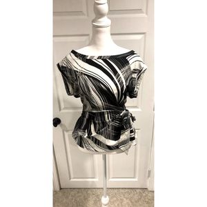 New York & Company Black and White Patterned Short Sleeve Blouse